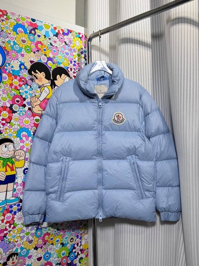 Moner 25Fw 大标徽章立领羽绒服 雾霾蓝 原17,800购入，Cyone系列，精选再生聚酯纤维纱线制成，主身面料为锦纶面料，在经历成品布料染色防水后依然