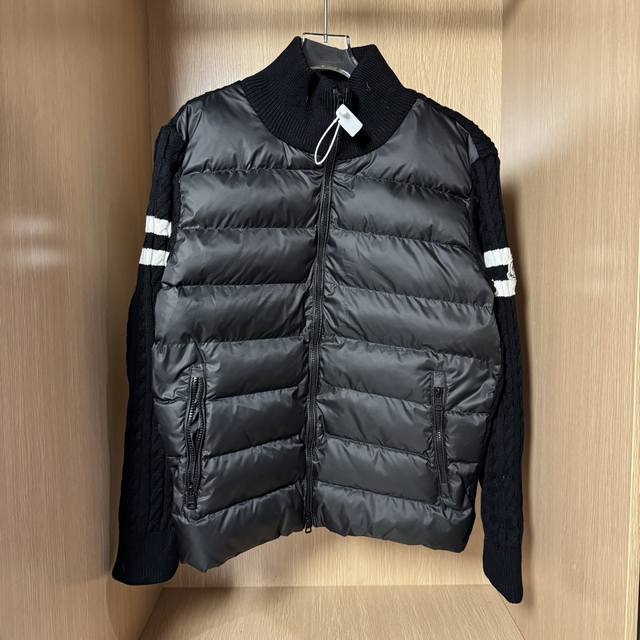 款号：T33 蒙口 Moncler 盟可睐冬季新款立领羊毛针织拼接羽绒服 整套内衬防风保暖 官网同步 男女同款 采用90白鸭绒 整件衣服上身轻便舒适简约奢华精致