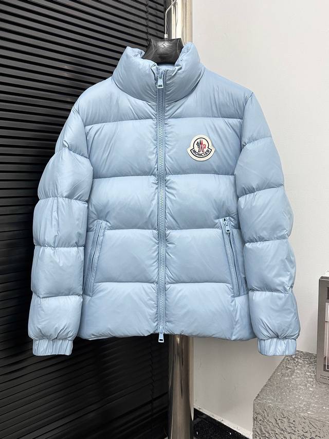 Moner 蒙口2025秋冬新款立领羽绒服 原版订制五金配件全进口原版定制 欢迎对比 绝对的高品质 采用顶级90白鸭绒 超柔软 充羽量蓬松饱满 超级重工 面料做