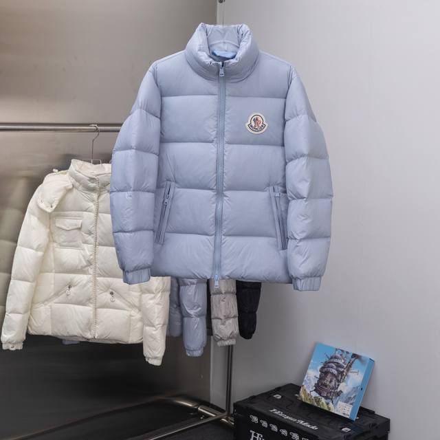 特级王炸Moncler Citala短款男士羽绒服夹克外套.放眼望去,市面版本一个能打的都没有.130W+一吨的特级欧规鹅颈绒填充.850+的蓬松度,我比市面版