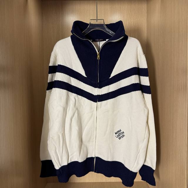 款号T14 Lv 路易 撞色学院线条绣花针织外套 纱线采用240支的100%精梳棉， 由14针电脑机织片，全件净色芝麻底，约160分钟，蓝白色间条带子为挂毛做法