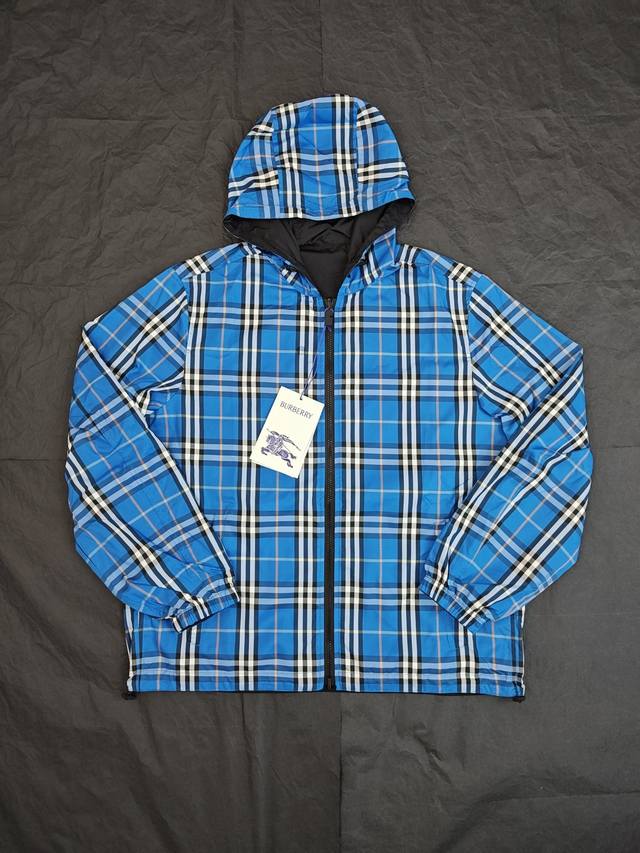 Bur双面穿王炸夹克｜一面低调霸总，一面潮酷炸场 双面切换=风格开挂： 黑面：哑光黑+浮雕战马徽章，职场约会一键拿捏“低调贵气”，侧边格纹小标藏满细节心机； 蓝