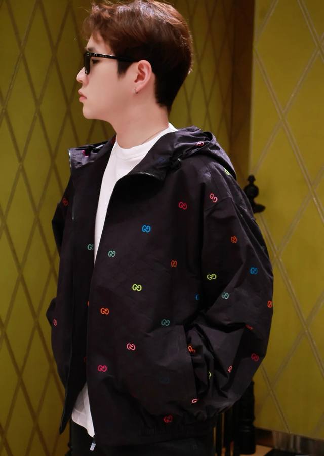 高版本 Gucci古驰Guc彩色提花Gg帆布拼接夹克外套 原版20300购入，面料采用锦纶70%，30%聚酯纤维，进口机提花织法，彩色间色工艺。整件的彩色提花，