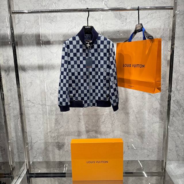 款号3585，25秋冬新品发布，路易最新针织提花面料夹克出货，蓝灰棋盘格针织提花面料，全部辅料原版订制最新，上身舒适度极强，48-56码