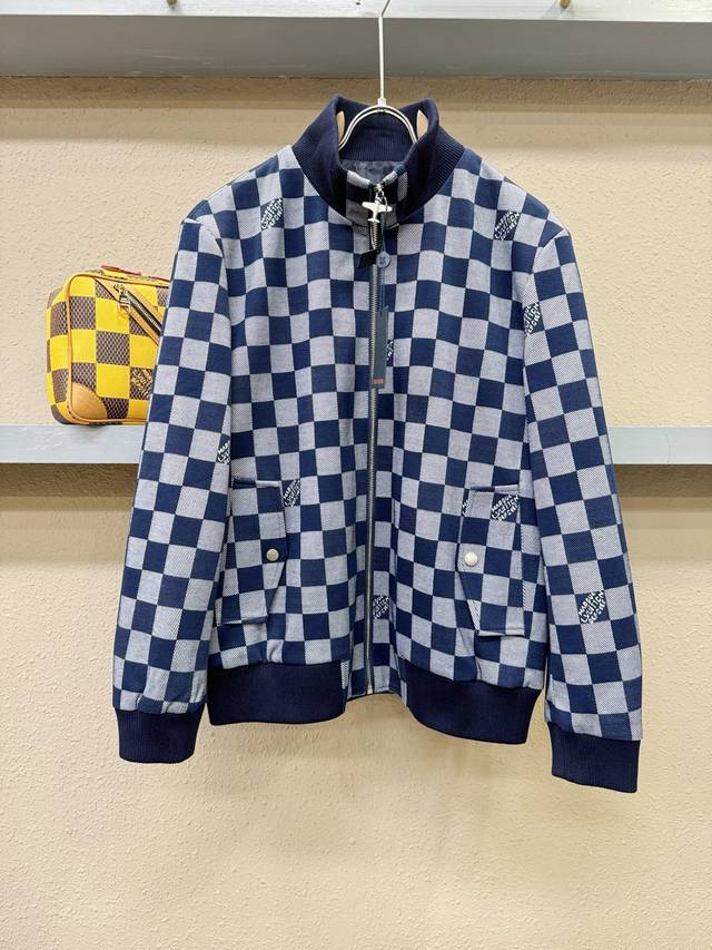 Lv路易威登 2025秋冬新款，原单狠货 意大利进口面料时尚。欧洲同步，上身更随意大方，原版五金奢华高档定制新作！奢华品牌特质Logo点缀设计，市场最高品质出货