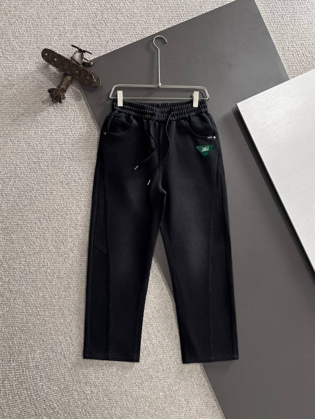 隔天出货 Lv 2025冬季新款松紧带休闲裤，厚款专柜定制面料 透气舒适度高，细节无可挑剔，品牌元素设计理念，体现高品质。手感细腻柔软！呈现休闲裁剪，上身版型超