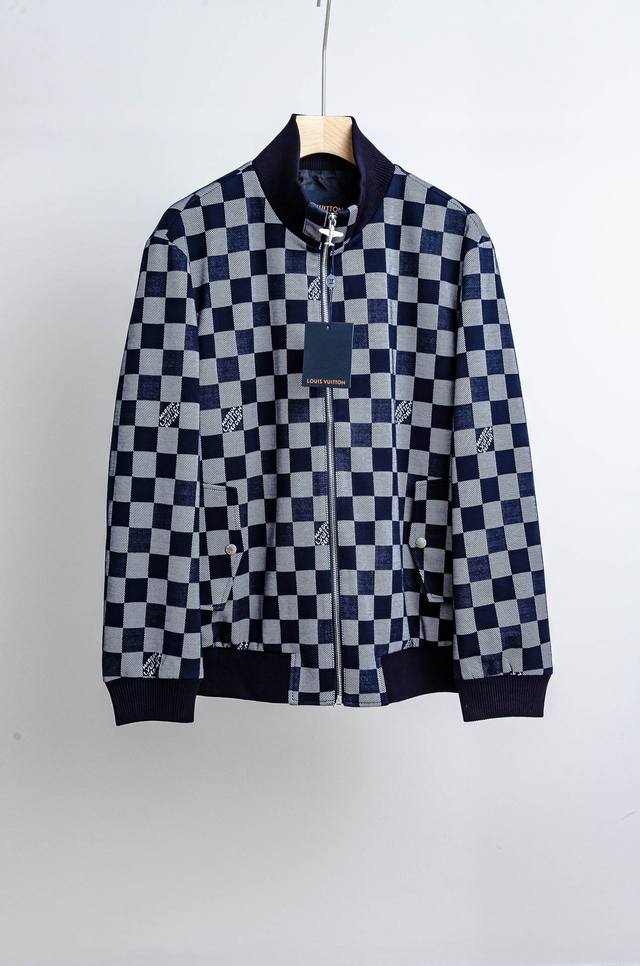 25Fw 老花字母时尚外套，以其独特的复古韵味与现代设计的巧妙融合，成为衣橱中的亮点单品。外套表面以经典的老花图案为基底，错落有致地点缀着品牌标志性的字母元素，