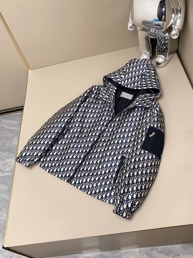 细节做工特写: 采用客供进口高密度纯棉材质制成，面料具有优越的防风拒水功能，耐磨防撕裂，质感与品相极佳！ 通体经典老花Logo，极具辨识度与规格感，其提花工艺更