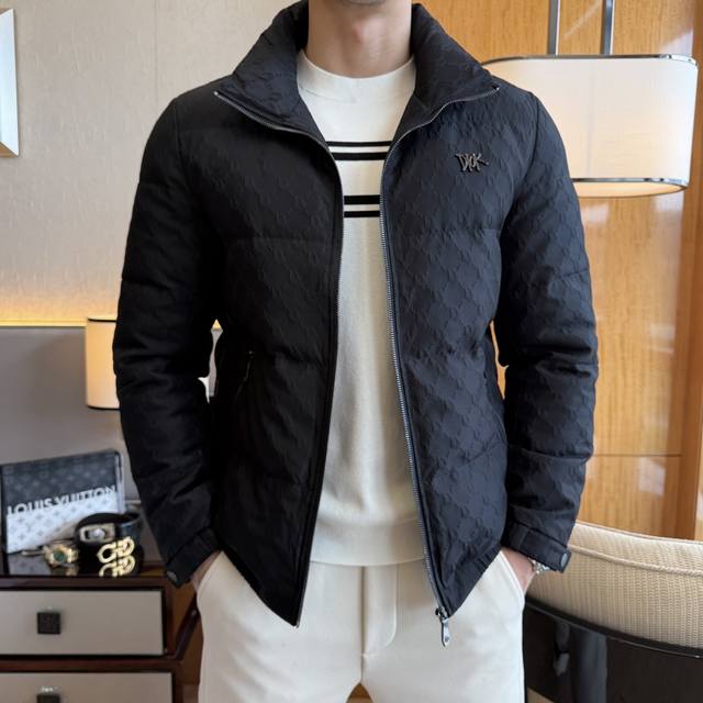 迪奥- 2025年冬季新款羽绒服外套，高品质设计，是任何男人都必备的王牌好货，帅气爆表。重工艺直冲工艺，90绒填充，但时尚立场坚挺如故，质感一流，挺括修身。经典