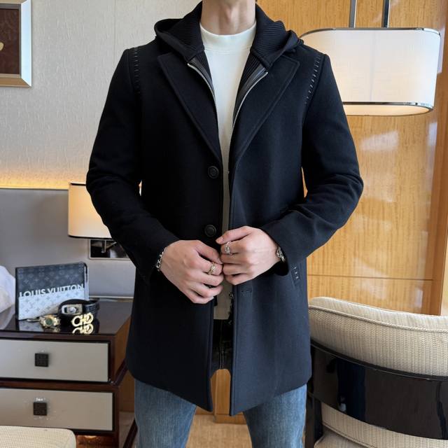 高让利！ Lv 2025年秋冬新款男士双面羊绒大衣外套。专柜同步发售，外套保暖抗寒挺括有型，定制超细羊绒面料，手感细腻柔软更加有质感 上身效果特好，高定系列成衣