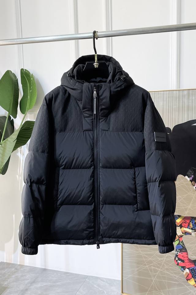 最高版本！注意细节对比 高版本认准细节 1V25Fw秋冬新款暗纹老花拼接拉链羽绒，男女同款袖臂橡胶铭牌可拆卸连帽立领！贸易公司渠道稀出，同步官网发售！V家全新羽