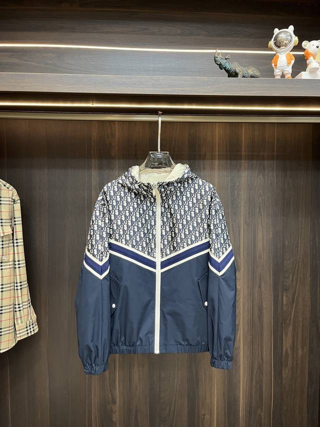 迪奥 2025Fw男士连帽夹克男装外套，休闲日常穿搭单品！拼接设计 上身修饰身形、定制面料将时装美学和新都市商务休闲概念完美融合，不同风格任你选：经典款，永不过