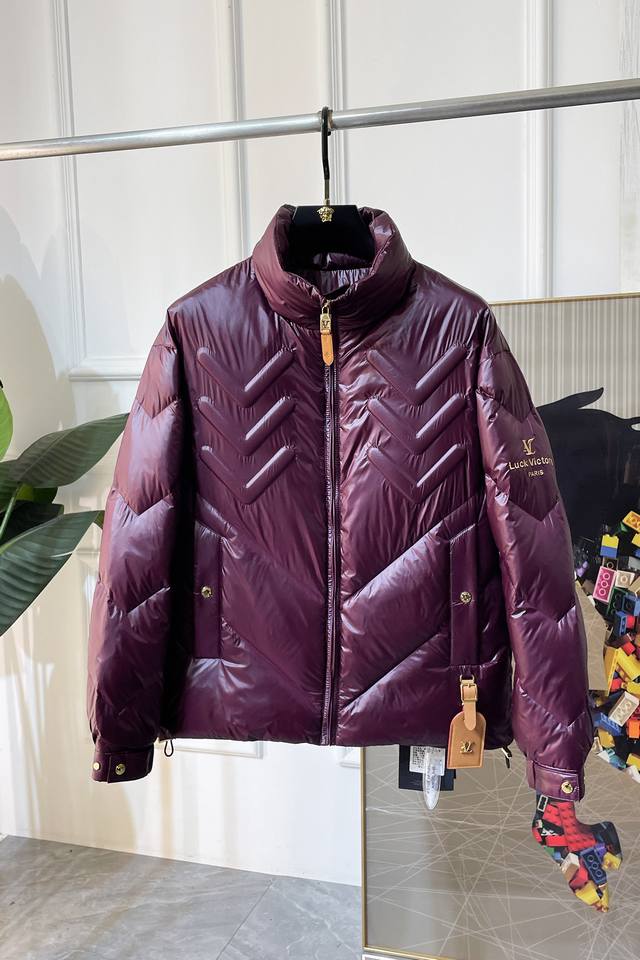 高版本！ Lv 2025年冬季新款羽绒服外套，高品质设计，是任何男人都必备的王牌好货，帅气爆表。重工艺直冲工艺，90绒填充，但时尚立场坚挺如故，质感一流，挺括修