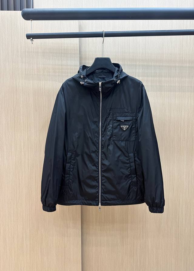 prada早春款2025最新款时尚设计师款夹克外套.处处细节显工艺足够的高级 结构性剪裁的设计改变来展现男士多样的形象变化，修身利落、剪裁合体，满足时下正流行的