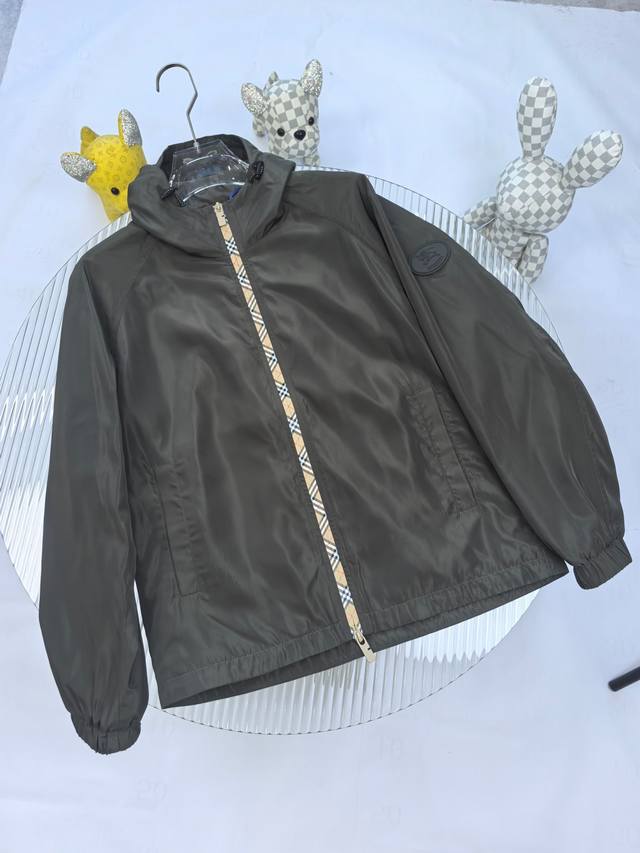 主推 2025Ss早秋新款发布连帽夹克外套，秋季爆款外套，提花战马刺绣款款外套，穿上就是舒适自在又显瘦的存在，慵懒而随性，结合干净简单的色系就特别耐看，适合日常