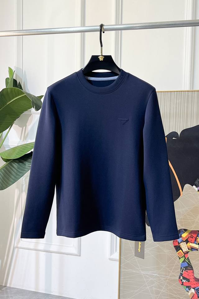 普拉达 2025Ss秋季大爆新款，最高版本时尚套头薄绒卫衣T恤、每年必出的经典之作。受各大明星的青睐推崇，精选高端欧棉混纺面料，重工艺制作，原版五金辅料Logo