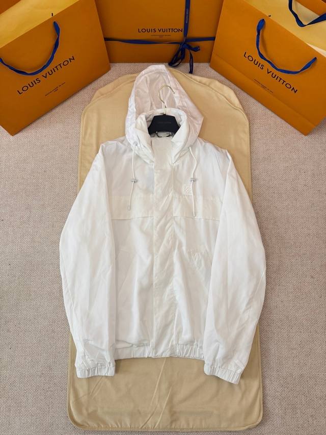 Nl独家原版开发Louis Vuitton拼接防风拉链夹克外套 工艺说明：采用粘胶纤维与棉混纺面料，兼具舒适性与功能性。标准版型设计搭配隐藏式拉链前襟，展现简约