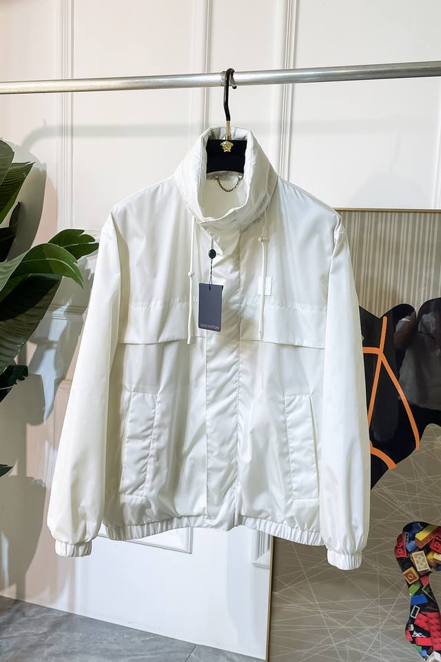 顶级版本，注意面料细节对比 Lv 2025Ss早秋新款提花夹克 官网同步，原版订制聚酯纤维面料，面净版设计，戴帽设计更防风保暖，衣襟拉链设计保暖性更强，胸前品牌