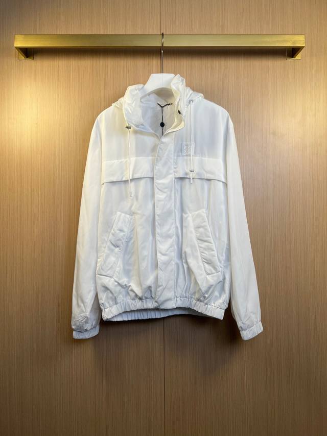 LV路易2025春夏新款 净色拼接冲锋衣外套 内里经典老花里布 对位裁剪 套里 耗时较久 五金原版开模 细节处理面料上身超级有型舒适 工艺：隐藏帽 尺码：M-3