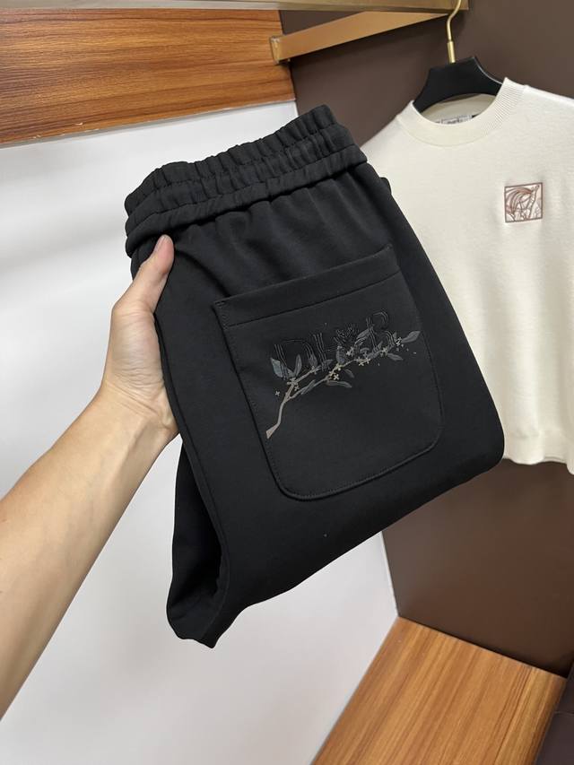 迪奥 2025Ss秋冬专柜新品同步上市。原单订制高品质时尚休闲裤。超级百搭款。独家定制-进口高端绵面料，手感细腻柔软，贴身舒适，上身超有型！原版定制专柜最新五金