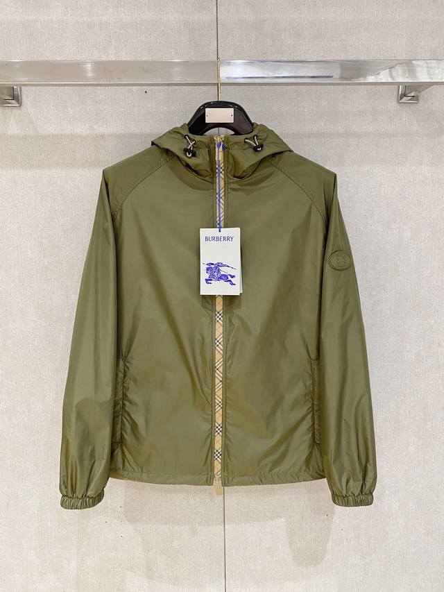 巴宝莉、2025新品夹克外套，时尚帅气，简约百搭款，袖口刺绣装饰图案Logo，定制原版面料，不仅挺括，保持潮流的廓形，又穿着舒适，纱织更细腻，码数M-3Xl