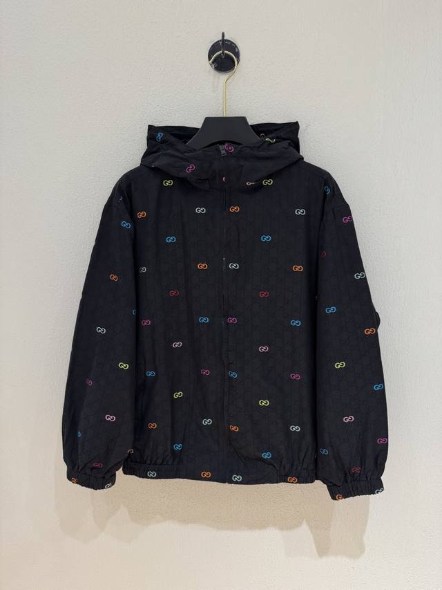 Gucc 25Fw新款夹克以黑色Gg棉质格子布匠心打造，通体缀饰Gg切丝，时尚休闲潮流。男女同款。码数：M-3Xl