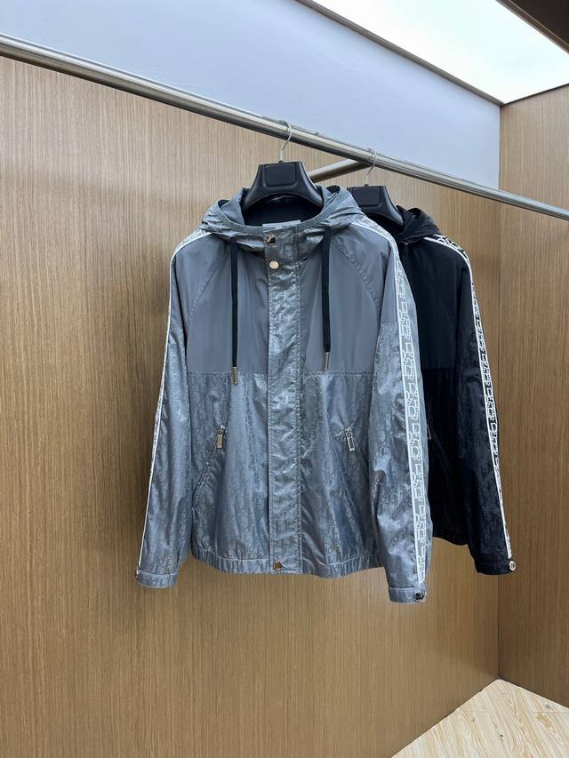 秋冬 Cd 2410Ss早秋新款 迪奥连帽夹克外套，字母提花面料搭配字母Logo织带秋季爆款外套，穿上就是舒适自在又显瘦的存在，慵懒而随性，Fsh结合干净简单的