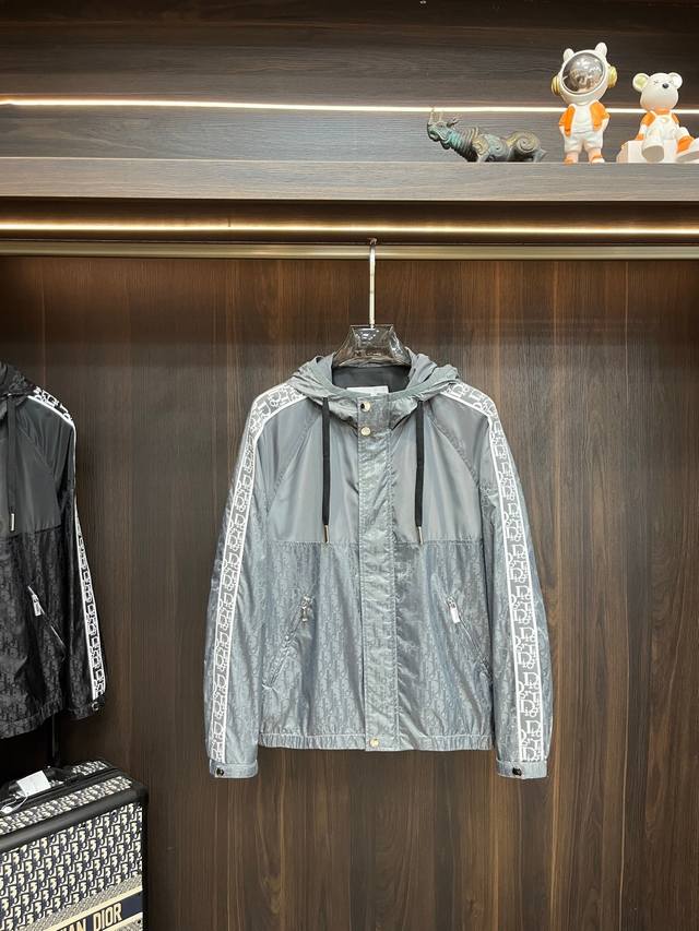 顶级天花板 代工厂p原单品质心顶级，秒杀全场，随意对比精修对版 主推 Dior 2025Ss早秋新款发布迪奥连帽夹克外套，字母提花面料搭配字母Logo织带秋季爆