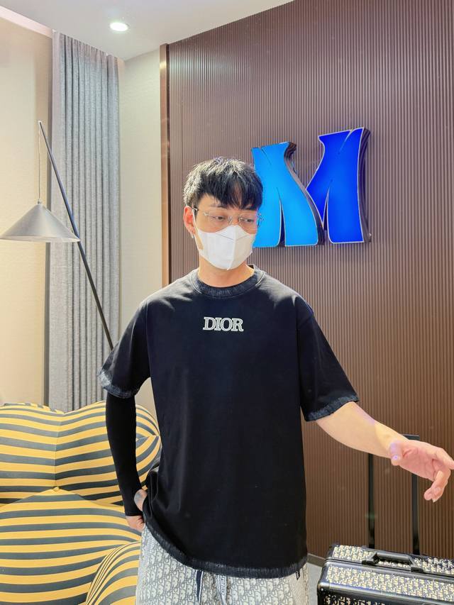 迪奥 三标齐全。 2025夏季新款最新品短袖，专柜同步有售，原单狠货，时尚进口原版科技面料，上身舒适透气，原版定制五金辅料，上身帅气有型，三标齐全，推荐款，档次