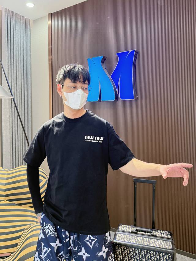 Miu Miu 三标齐全。 2025夏季新款最新品短袖，专柜同步有售，原单狠货，时尚进口原版科技面料，上身舒适透气，原版定制五金辅料，上身帅气有型，三标齐全，推