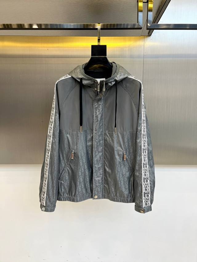 Dio迪奥、2025秋冬新款提花科技面料，Diamond图案拉链连帽，这款采用灰色提花科技面料精心制作，通体饰以 Cd Diamond 图案，该图案由马克 博昂