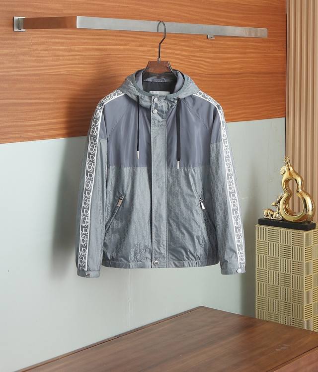 Dior 2025Ss早秋新款发布迪奥连帽夹克外套，字母提花面料搭配字母Logo织带秋季爆款外套，穿上就是舒适自在又显瘦的存在，慵懒而随性，结合干净简单的色系就