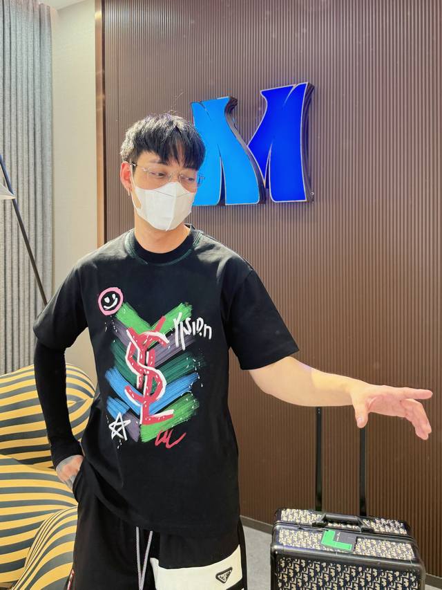 圣罗兰 三标齐全。 2025夏季新款最新品短袖，专柜同步有售，原单狠货，时尚进口原版科技面料，上身舒适透气，原版定制五金辅料，上身帅气有型，三标齐全，推荐款，档