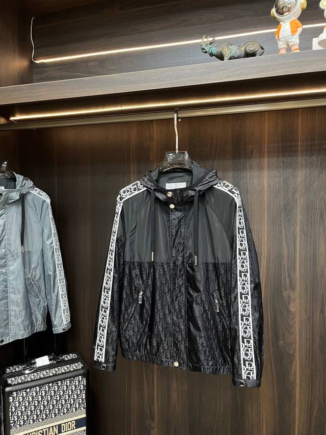 主推 Dior 2025Ss早秋新款发布迪奥连帽夹克外套，字母提花面料搭配字母Logo织带秋季爆款外套，穿上就是舒适自在又显瘦的存在，慵懒而随性，结合干净简单的