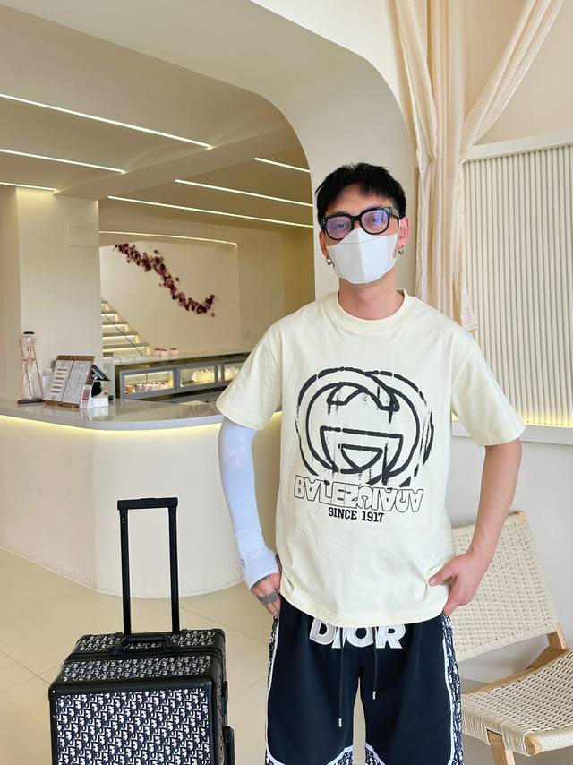 古奇 三标齐全。 2025夏季新款最新品短袖，专柜同步有售，原单狠货，时尚进口原版科技面料，上身舒适透气，原版定制五金辅料，上身帅气有型，三标齐全，推荐款，档次