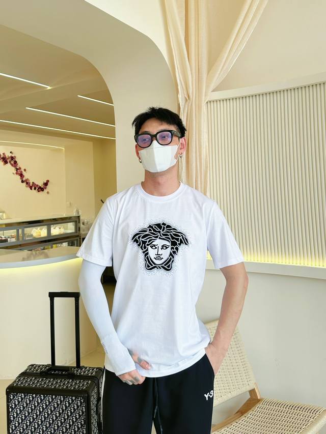 范思哲 三标齐全。 2025夏季新款最新品短袖，专柜同步有售，原单狠货，时尚进口原版科技面料，上身舒适透气，原版定制五金辅料，上身帅气有型，三标齐全，推荐款，档