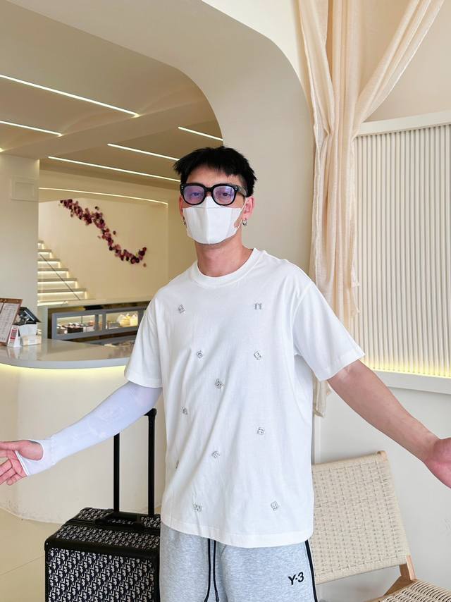 大王 三标齐全。 2025夏季新款最新品短袖，专柜同步有售，原单狠货，时尚进口原版科技面料，上身舒适透气，原版定制五金辅料，上身帅气有型，三标齐全，推荐款，档次