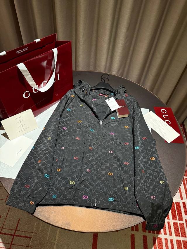 灯光下平铺一组，这里有一个细节要注意了这个面料在暖灯光下是带有丝质色泽的反光感的，Zp也是这样！！隐隐约约凸显的Logo非常高级！！但是在太阳光，自然光线下上身