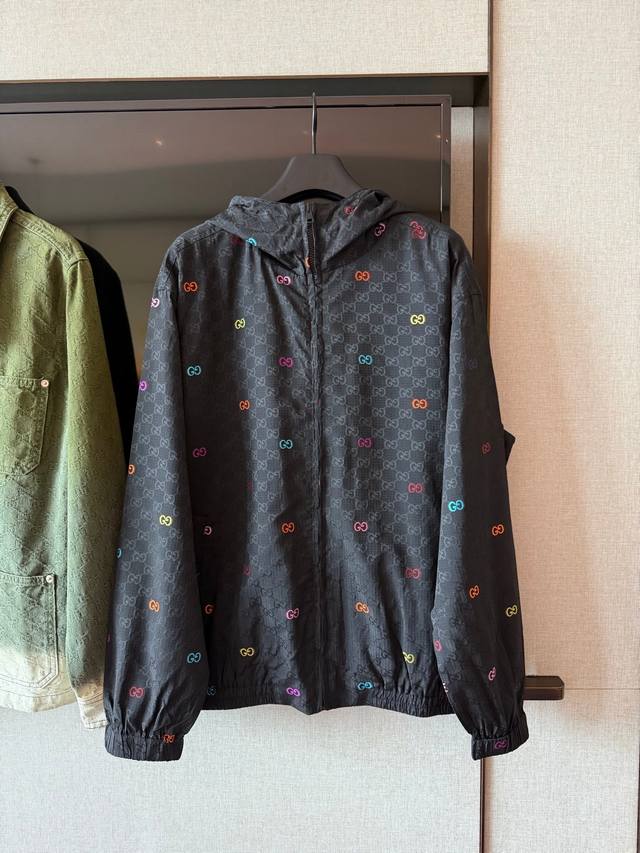 Gucc* 梭织提花夹克 面料抗风一级棒 整体采用暗黑定染的尼龙棉格布为主体 棉质梭格布属于经典高性价比的织物 色泽牢固度高 具备良好防水防风性能强度弹性纤维耐