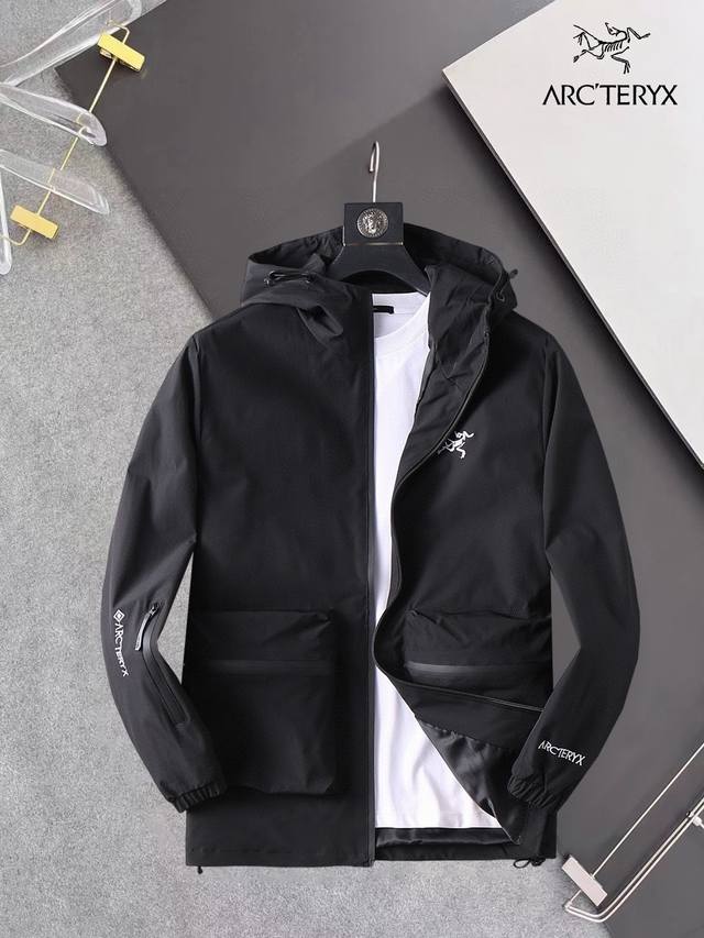 始祖鸟 官网同款，三标齐全，提前发售 2025Ss开春新款男士夹克外套，原单三标齐全高端版本 专柜定制面料 透气舒适度高，细节无可挑剔，品牌元素设计理念，体现高