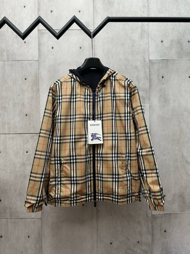 Burberry 巴宝莉 2025Ss 新款格纹双面尼龙连帽外套 采用纯色尼龙面料 搭配品牌徽标贴花 高级感满满 尺码：M-3Xl