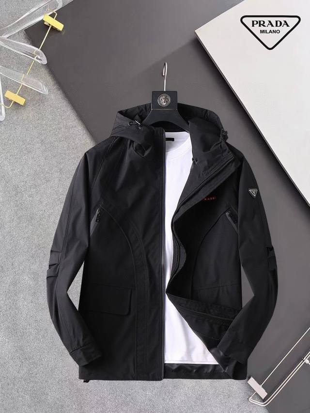 普拉达 官网同款，三标齐全，提前发售 2025Ss开春新款男士夹克外套，原单三标齐全高端版本 专柜定制面料 透气舒适度高，细节无可挑剔，品牌元素设计理念，体现高