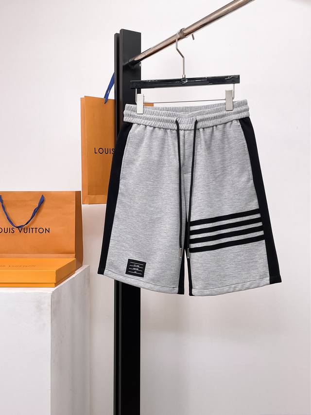 Tb 三标齐全 2025夏季新款男士休闲短裤，高级定制面料透气面料 透气弹力舒适度极高，细节无可挑剔，顶级辅料配备，原版Logo设计理念，手感细腻柔软！上身版型