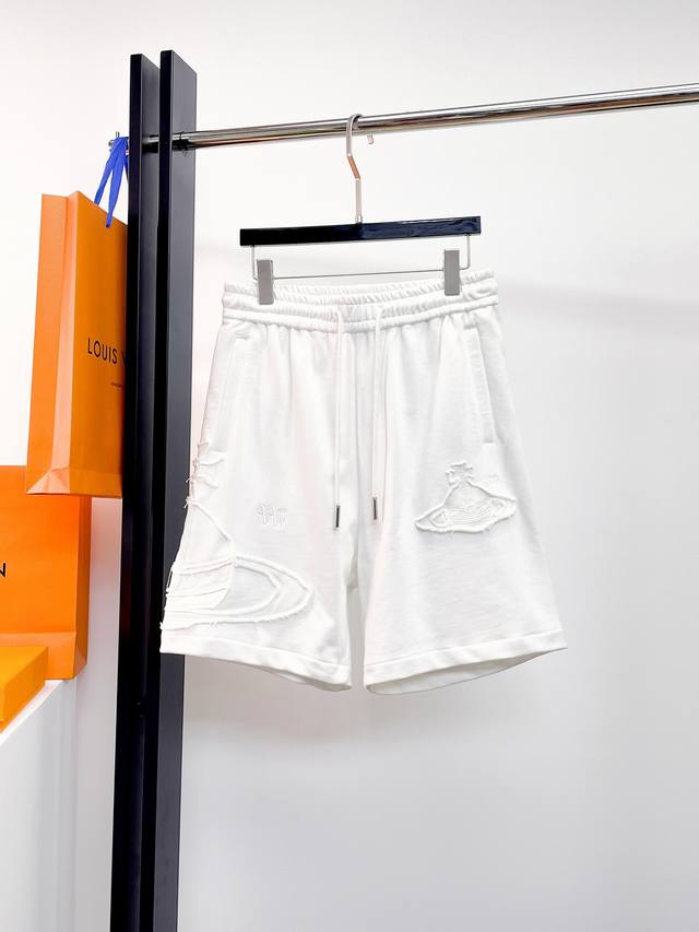 西太后 三标齐全 2025夏季新款男士休闲短裤，高级定制面料透气面料 透气弹力舒适度极高，细节无可挑剔，顶级辅料配备，原版Logo设计理念，手感细腻柔软！上身版