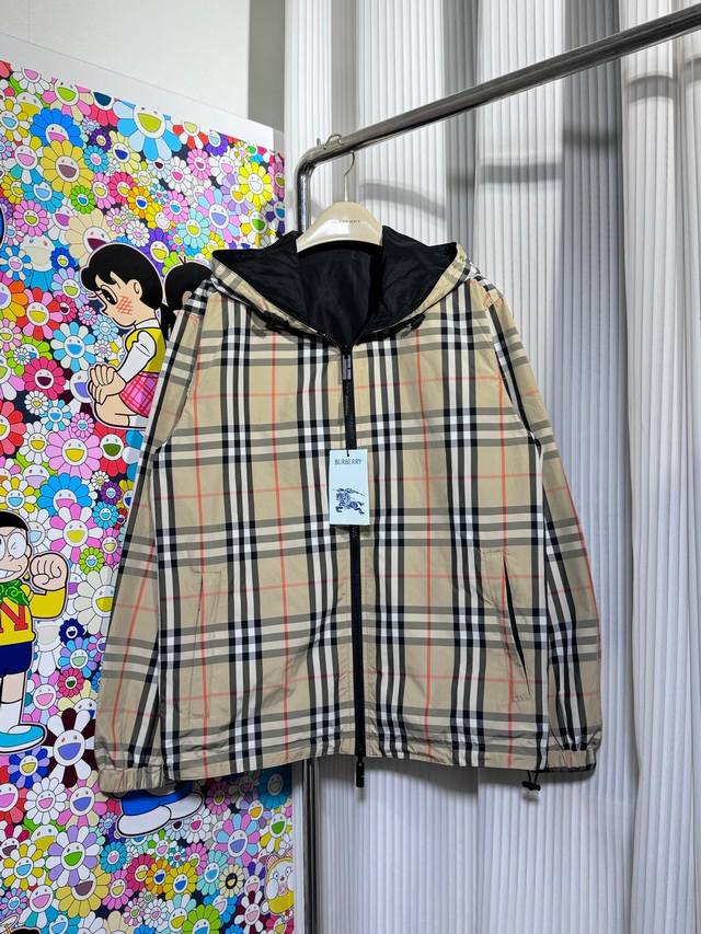 Bbr 巴宝莉 2025春季新款两面穿满印格纹Logo连帽风衣外套 高端版本定制面料 透气舒适度高，细节无可挑剔，品牌元素设计理念，体现高品质。手感细腻柔软！呈