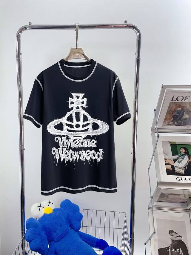 西太后 三标齐全。 2025夏季新款最新品短袖T恤，专柜同步有售，原单狠货，时尚进口原版科技面料，上身舒适透气，原版定制五金辅料，上身帅气有型，三标齐全，推荐款