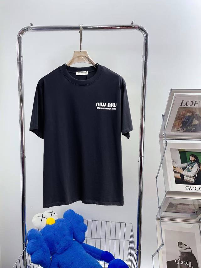 Miu Miu 三标齐全。 2025夏季新款最新品短袖T恤，专柜同步有售，原单狠货，时尚进口原版科技面料，上身舒适透气，原版定制五金辅料，上身帅气有型，三标齐全