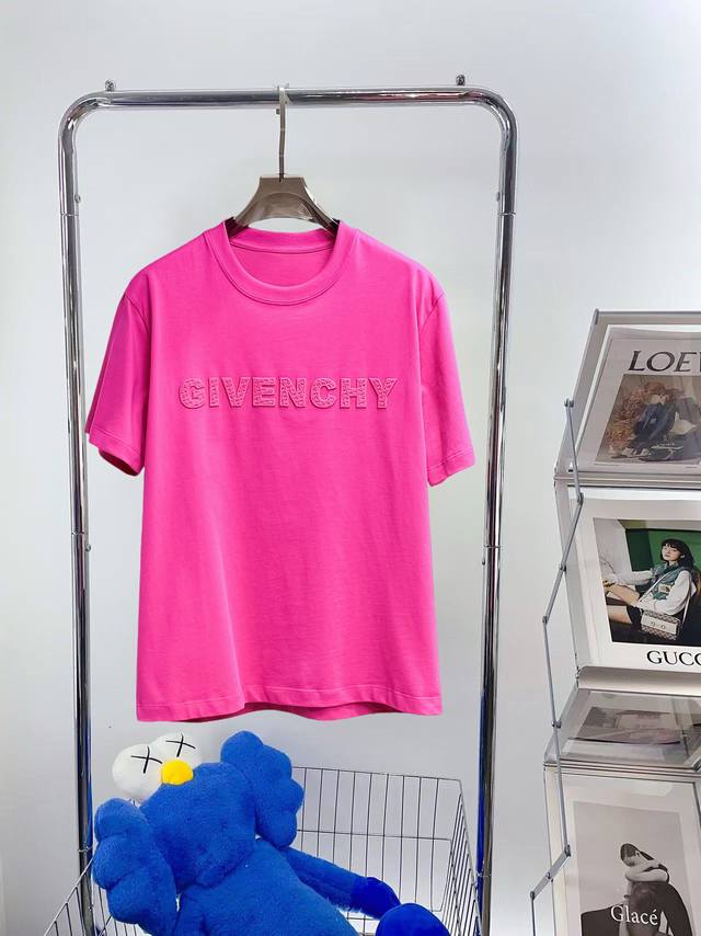 纪梵希 三标齐全。 2025夏季新款最新品短袖T恤，专柜同步有售，原单狠货，时尚进口原版科技面料，上身舒适透气，原版定制五金辅料，上身帅气有型，三标齐全，推荐款