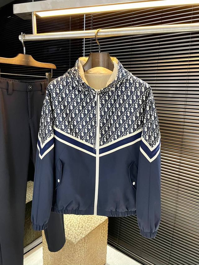 Dio- 迪奥 重磅推荐！2025秋季新品 官网同步发售 简约大方夹克 进口原版高品质聚脂纤维面料，垂度和光泽绝对是提气，门襟设计 更显青春活力，车工走线整齐平