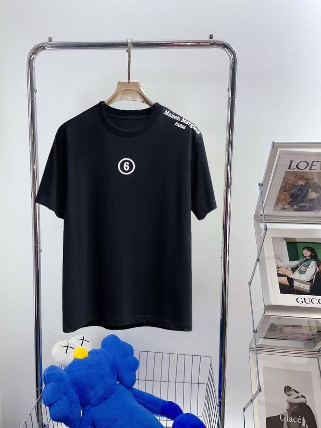 马吉拉 三标齐全。 2025夏季新款最新品短袖T恤，专柜同步有售，原单狠货，时尚进口原版科技面料，上身舒适透气，原版定制五金辅料，上身帅气有型，三标齐全，推荐款